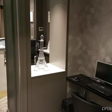 Eiffel Kennedy Hotel 3*